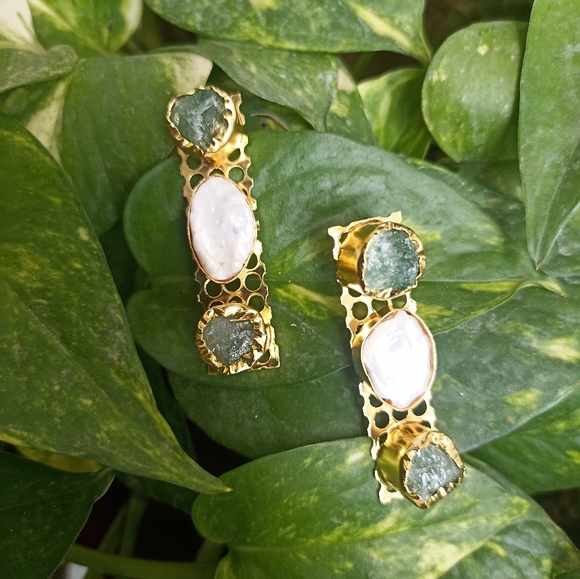 Very beautiful gold plated stone studded earrings - Picture 4 of 6